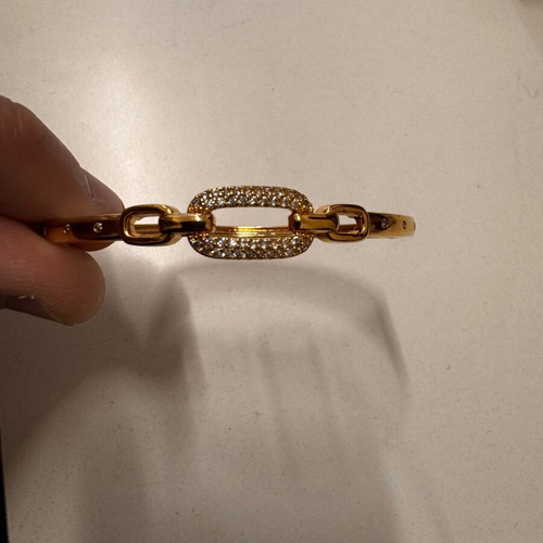 Women's bracelet accessory with clasp used