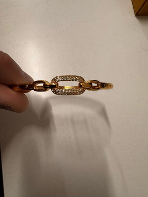 Women's bracelet accessory with clasp used