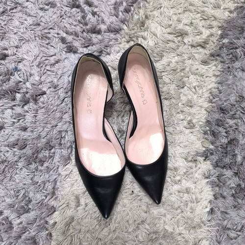Black low heel pumps, size 38