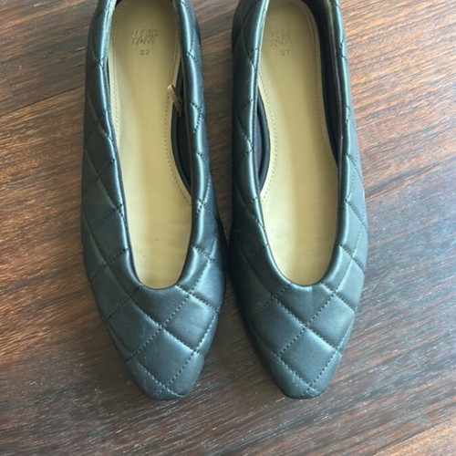 H&M black quilted ballerinas size 37 like new