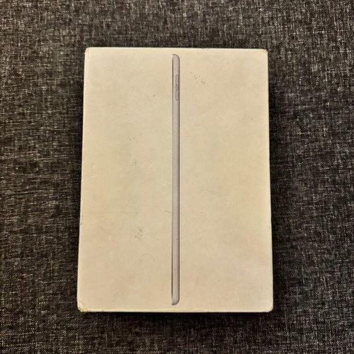 Apple iPad 6th Gen 32GB WiFi white like new with box