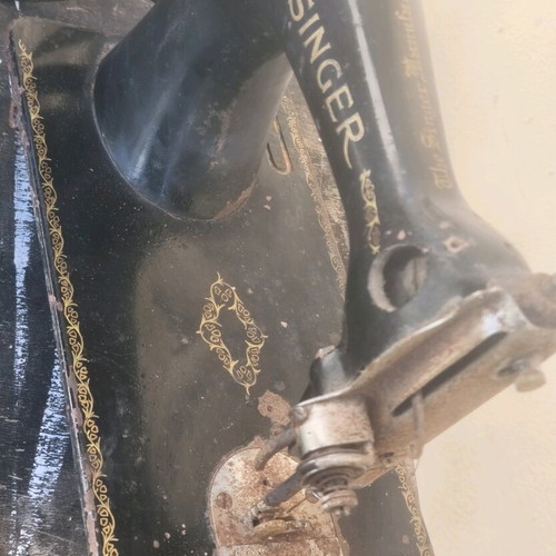 Old sewing machine used with some rust, non-functional