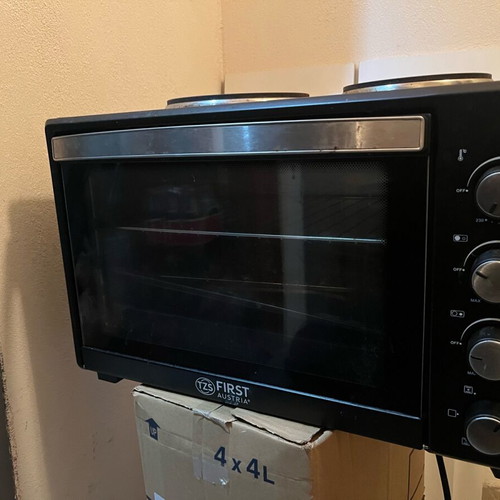 First Austria oven used with hotplates and baking trays