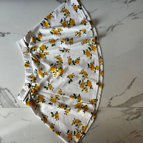 Floral summer skirt like new, size M, white and yellow