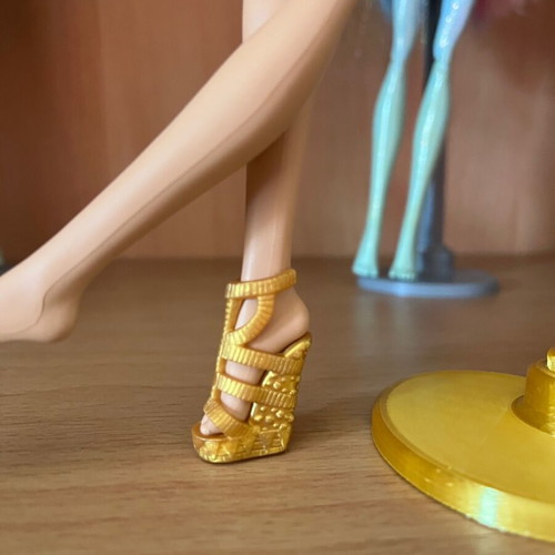 Monster High Cleo Creepeteria shoe like new, right one