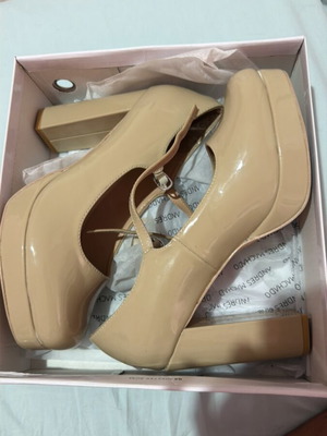 Andres Machado beige patent leather women's pumps new
