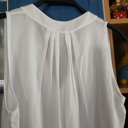 Women's blouse like new, size M, pleated front and back
