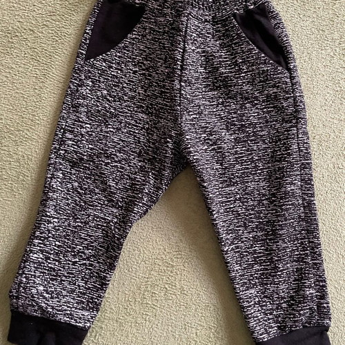 Baby jumpsuit 12 months like new, black and white with pockets and elastic