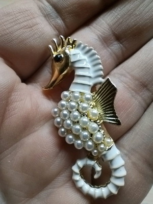 Seahorse brooch new, with pearls and gold-plated finish