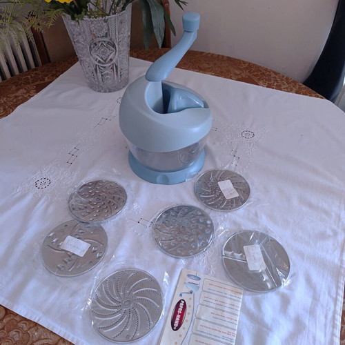 Grater with 6 application discs like new