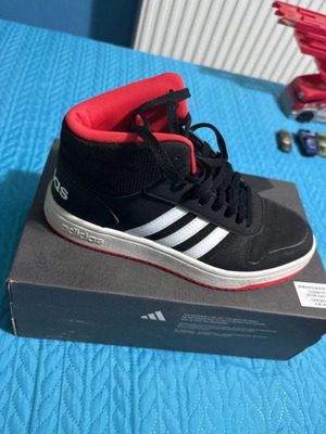 Adidas sneakers νούμερο 40 σαν καινούργιο, μαύρα και κόκκινα