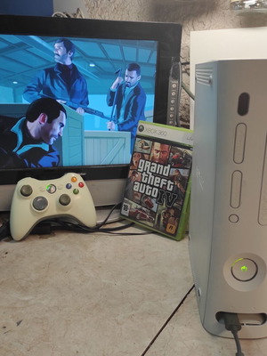 Xbox 360 άριστο με GTA IV και πλήρη καλώδια