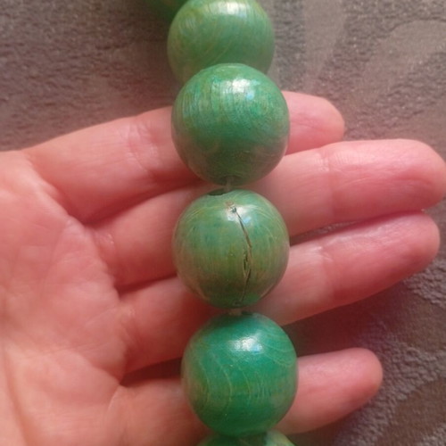 Wooden green necklace new, natural material