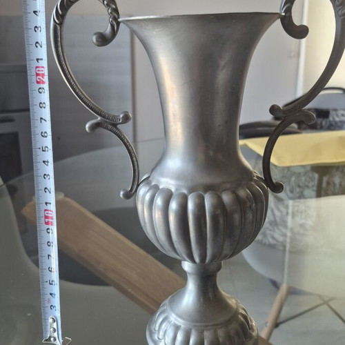 Vintage metal vase like new