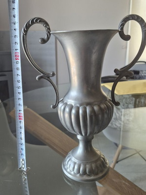 Vintage metal vase like new