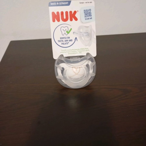 Baby bottles and pacifier like new, pack with Nuk and Chicco