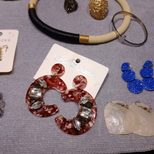 Jewelry set used with necklaces, earrings, bracelets, and rings