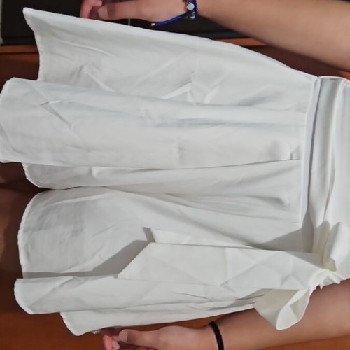 White shorts skirt with ribbon and hidden zipper small like new
