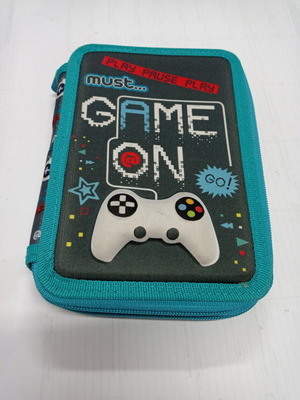 Κασέτινα Must σχολική μεταχειρισμένη με μαρκαδόρους και φερμουάρ