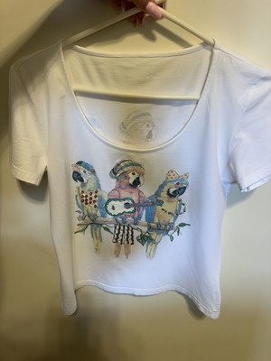 Raxevsky t-shirt medium used with colorful parrot design