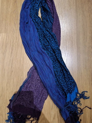 Scarf like new with beautiful multicolor leopard pattern