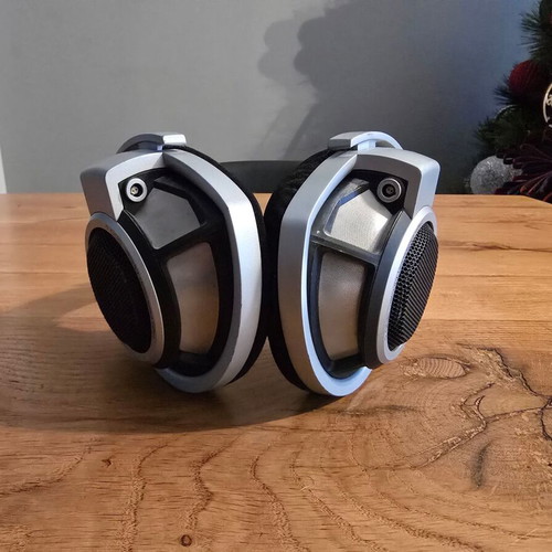 Sennheiser HD 800 used wired headphones with case and extra pads