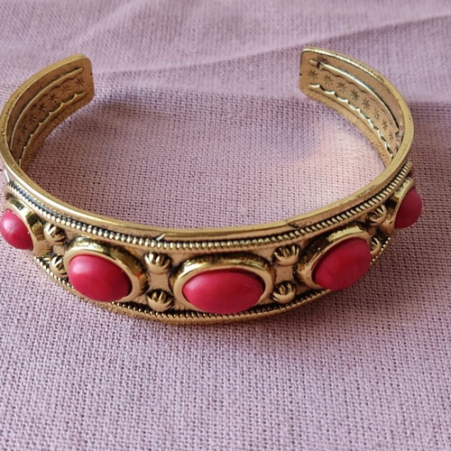 Steel bracelet with red stones new, gold tone