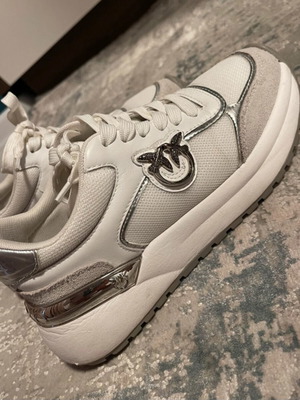 Pinko sneakers athletic in very good condition, white and silver