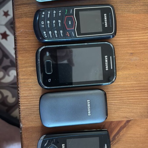 Samsung set of 5 button phones used