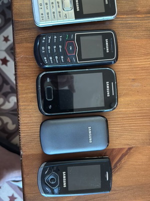 Samsung set of 5 button phones used