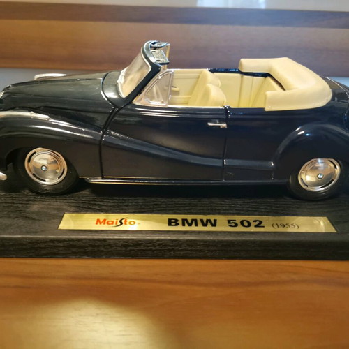 Collectible BMW 502 Maisto model like new