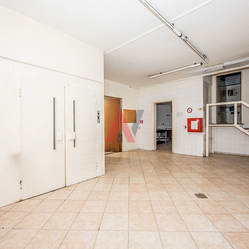 Corner commercial property 860 sqm 3 levels in Kalamaria