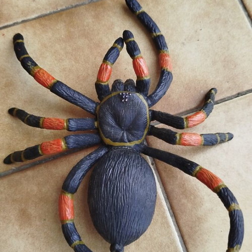 Figure Orange-Kneed Tarantula Safari LTD collection like new