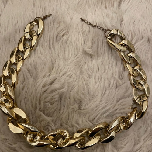 Plastic chain gold color used