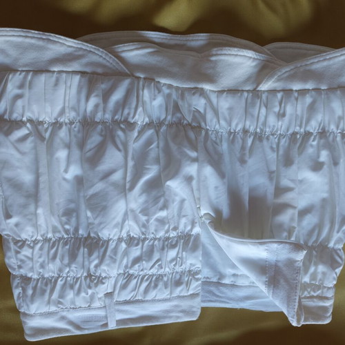 White mini skirt with ruffles, like new