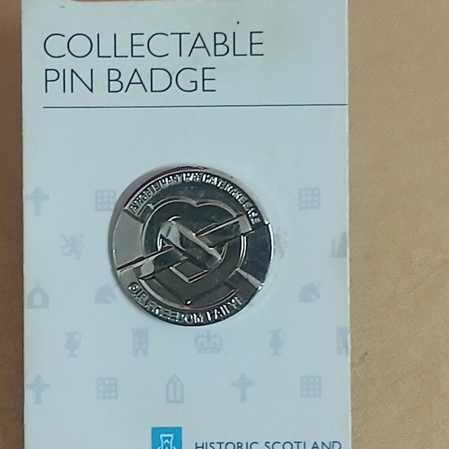 Collectable pin badge from Historic Scotland, new, silver color