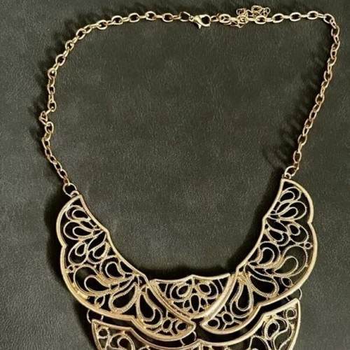 Statement necklace new with elegant cutout design