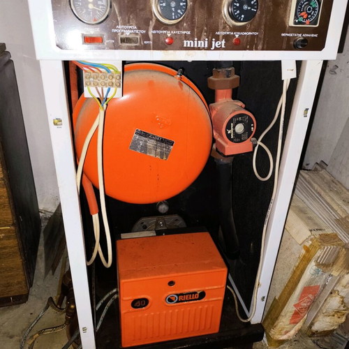 Oil boiler used with burner and integrated circulator
