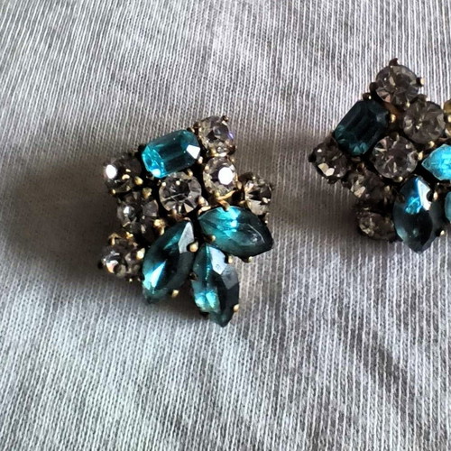 Vintage earrings used with emerald and white crystals from Czechia