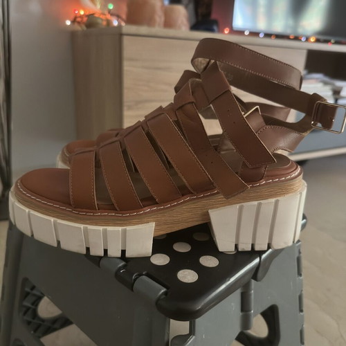 Favela brown leather flatform sandals like new