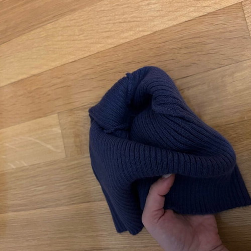 Knitted hat like new, size M, blue