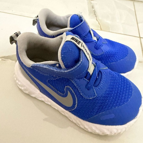Nike sneakers size 26 like new, blue for boys
