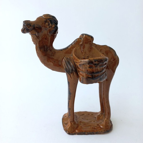 Camel vintage ceramic salt and pepper shaker like new