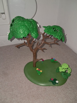 Playmobil large tree with plants on big base