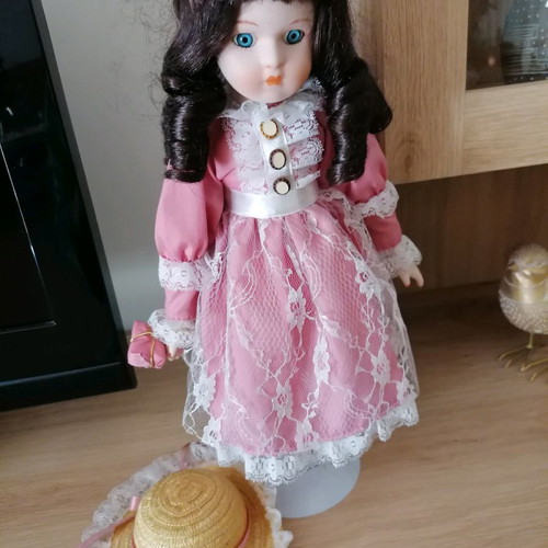 Porcelain doll The Heritage Mint Collection used with pink dress
