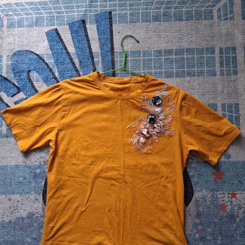 T-shirt oversized Small-Medium mustard color 100% cotton like new with 3D floral decorations