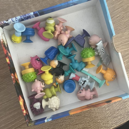 Ser Stikeez suction cup figures set, like new, 28 pieces