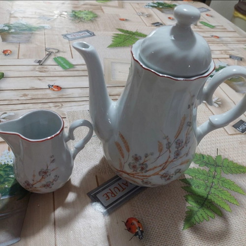 Vintage porcelain tea and creamer set Porcelana Kičevo, like new