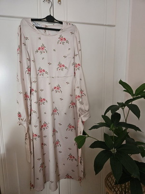 Floral satin midi dress Diamond Creations Boutique like new, multicolor
