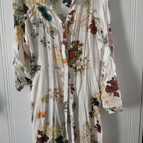 Floral shirt size medium, excellent condition